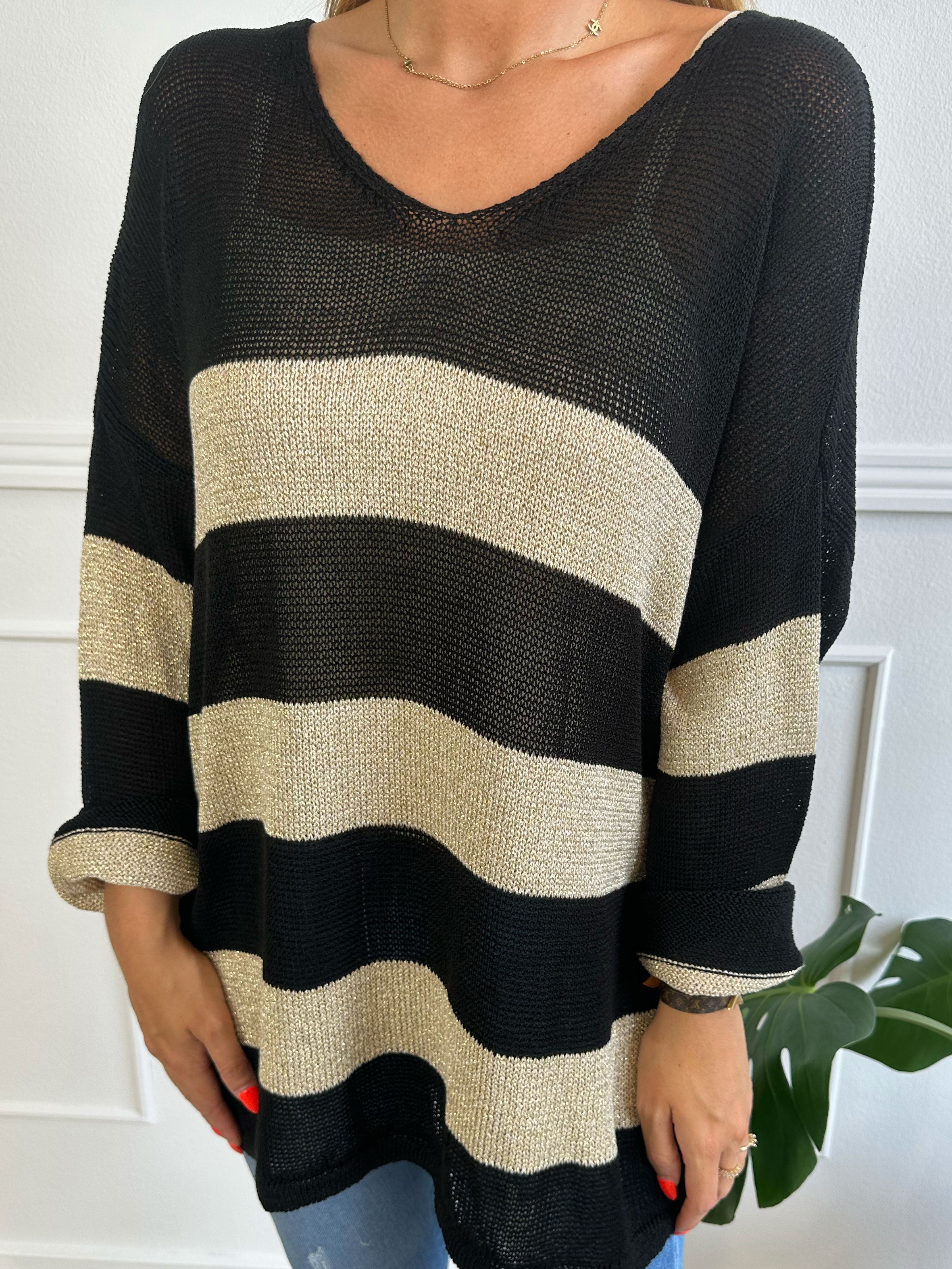 Dima - Stickad tröja i viskos med guld ränder